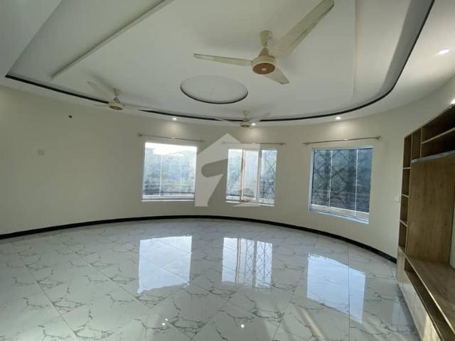60*100 Upper Portion Available For Rent G 14/4 Ideal Location Separate Gate. Like Brend New