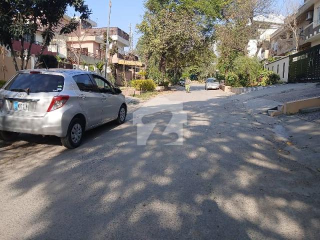60*100 Cda Transfer Top Location Liveable House Available In F 10/2 Near Park, Mosque And Market