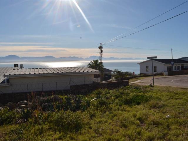 601 m² Land available in Mossel Bay Central