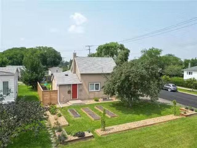 602 Douglas Street, Brandon, MB, R7A 5V2 house for sale Lis.