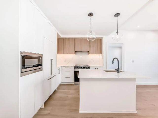 606 8375 Broadcast Avenue SW