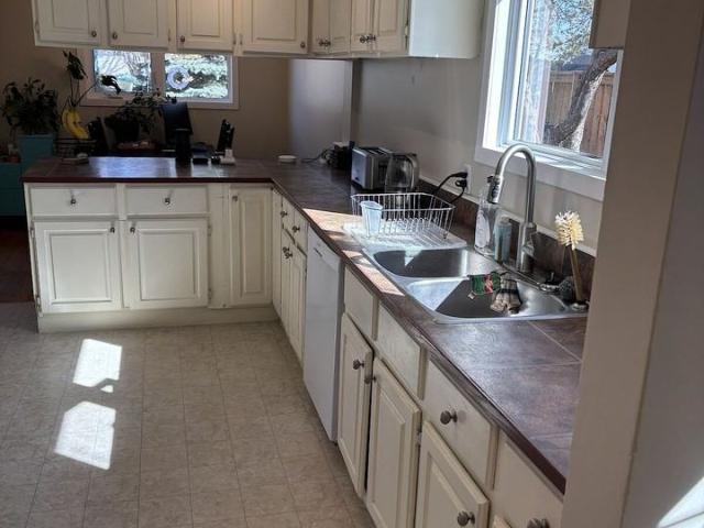 607 Fortalice Cres Se 4 Bedroom Apartment for Rent at 607 Fortalice Cres Se, Calgary, AB T2A 2C8 Forest Heights