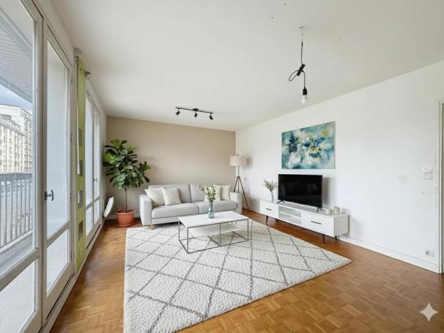 55 m² lumineux avec 2 balcons, à 5 min de la République
