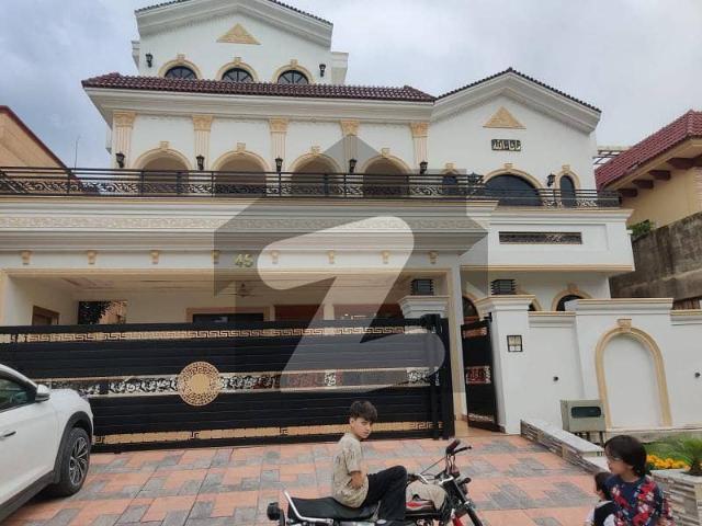 60x100 1.5 kanal upper portion for rent in G 14.3bedrooms with attached bathrooms, servant room with attached bath, separate electricity and gas meters, 1 car porch. Supply water and water bore both available