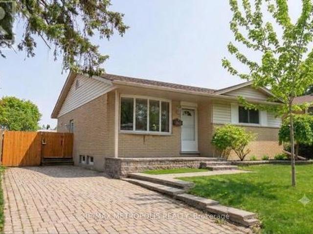 615 Dogwood Lane, Waterloo, ON, N2L 4Y2 house for sale | Listing ID X13687 | Royal LePage