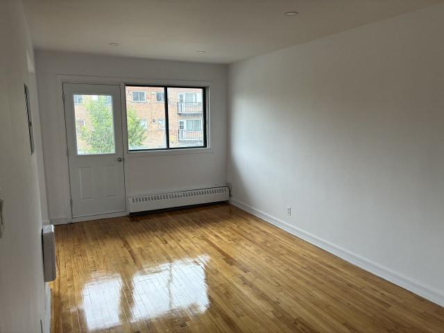 615 Hudson 1 Bedroom Apartment for Rent at 615 Av Hudson, Côte Saint Luc, QC H4X 1X2