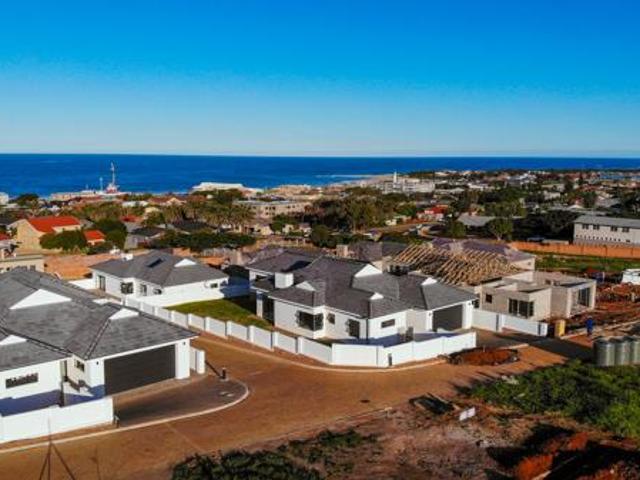 615 m² Land available in Jeffreys Bay Central