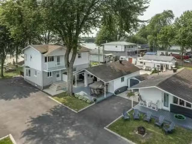 61 61A Av. De Venise O. Venise En Québec, QC, J0J 2K0 hous.