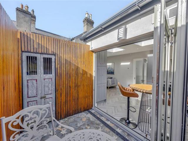 620,000 | 14 Albert Court, Off Grand Canal Street Lower, South City Centre, Dublin 2 Owen Reilly 4986 MyHome. Ie Residential