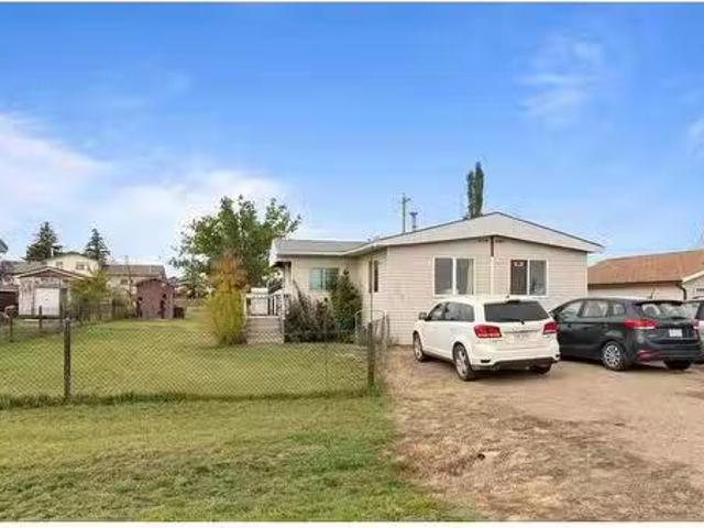 621 3 Street, Suffield, AB, T0J 2N0 house for sale Listing.