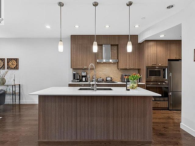 621 14th Street West Vancouver, British Columbia