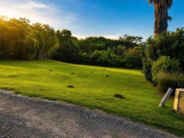 625 m² Land available in Cove Rock