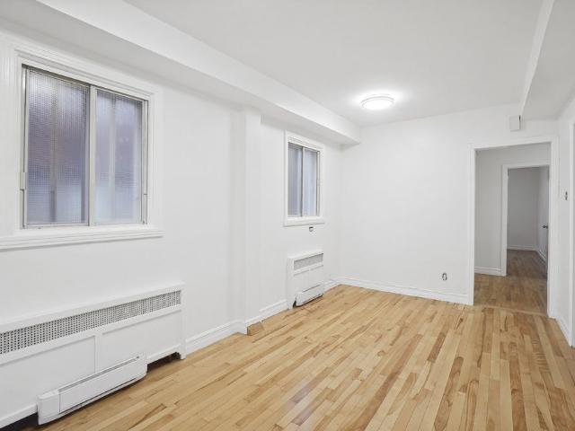 6275 Av. McLynn, Montréal Côte des Neiges, QC H3X