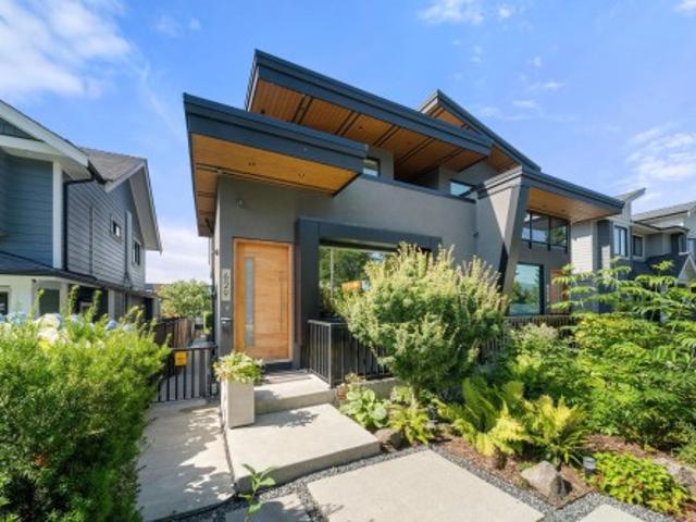 629 4Th Street E, North Vancouver, BC, V7L 1J9 Luxury Duplex for sale | Listing ID R3024 | Royal LePage Carriage Trade Luxury Properties
