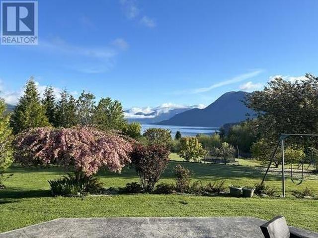 6352 Sandpiper Road, Sechelt, BC, V7Z 0L1 Luxury House for sale | Listing ID R2959 | Royal LePage Carriage Trade Luxury Properties