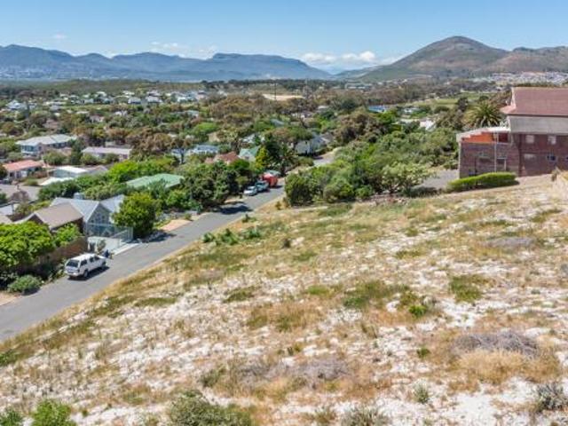 637 m² Land available in Kommetjie