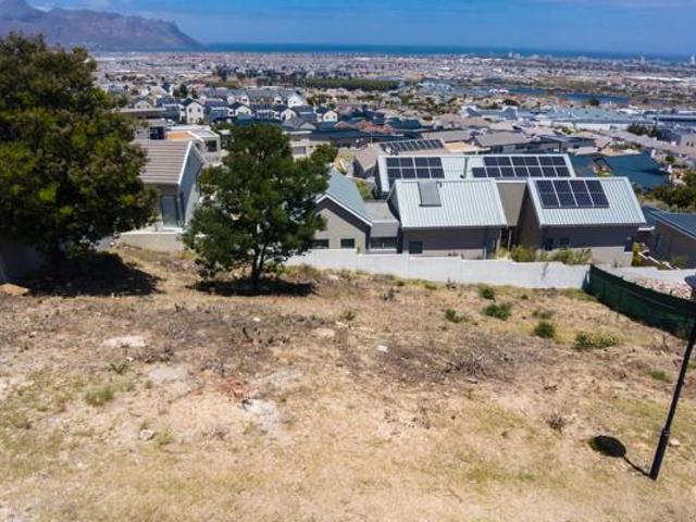 640 m² Land available in Somerset West Central