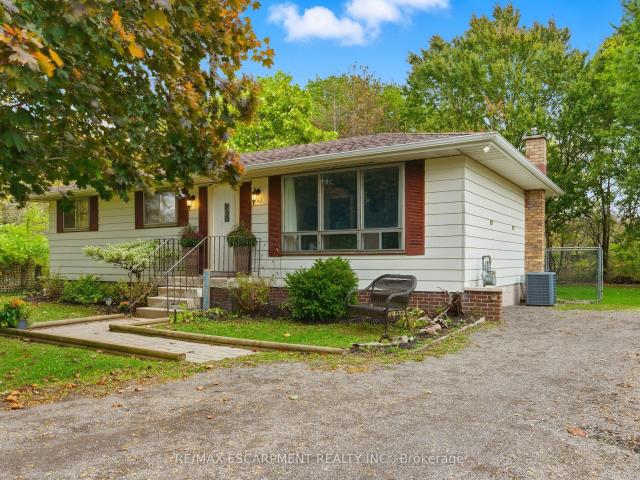 646 Alder Street W