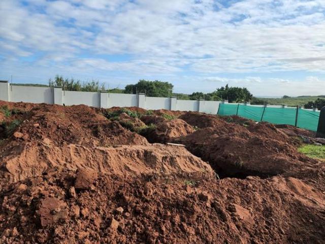 649 m² Land available in La Mercy