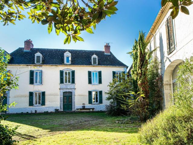 64 800 LAGOS INVESTISSEUR MAISON BEARNAISE 6 PIECES 4 CHAMBRES 194 m2 PARCELLE 558 m2 JARDIN PLAT ET CLOS
