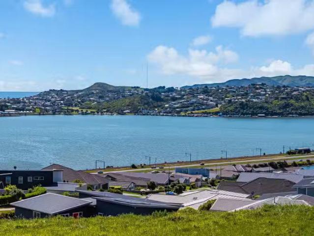 64 Queen Charlotte Drive, Aotea, Porirua City