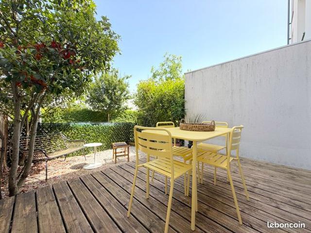 650 m TRAM C PETITE COPRO 2016 2 pièces 41,5m2 en REZ DE JARDIN SECURISÉ + PARKING secteur Robert Piqué