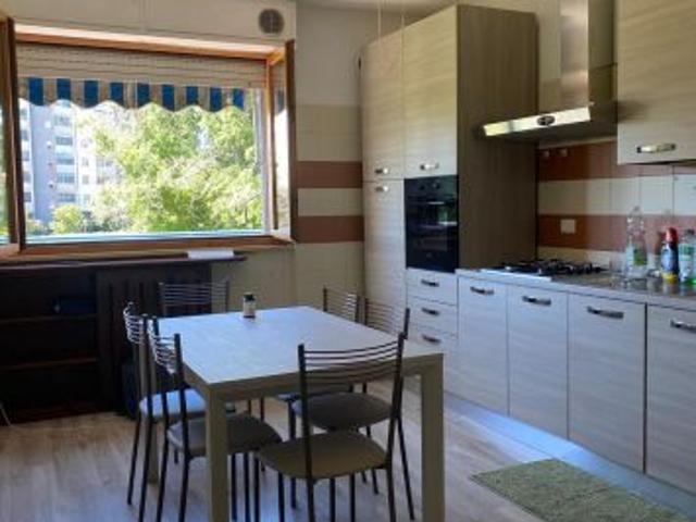650eu stanza singola 2 bagni portineria Rozzano