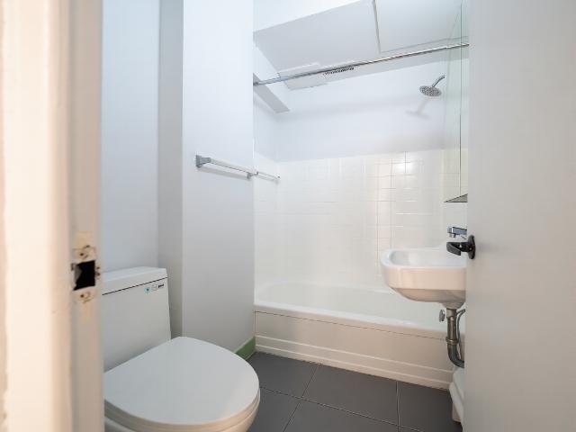 6510 Wilderton 2 Bedroom Apartment for Rent at 6510 Av Wilderton, Montréal, QC H3S 2L6 Parc Kent