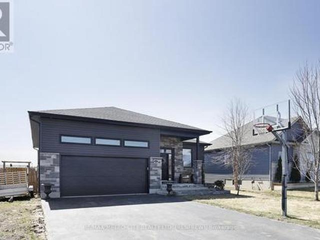 65 Noble Crescent, Petawawa, ON, K8H 0G1 house for sale | Listing ID X13035 | Royal LePage