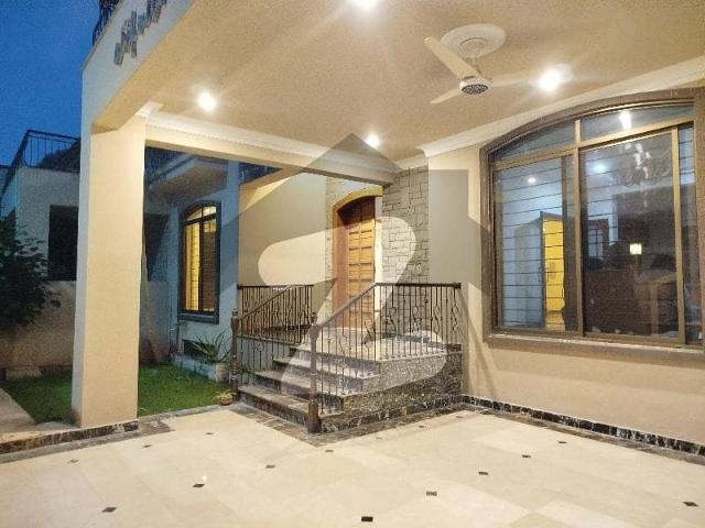 666 Square Yard Beautiful House For Rent in F10