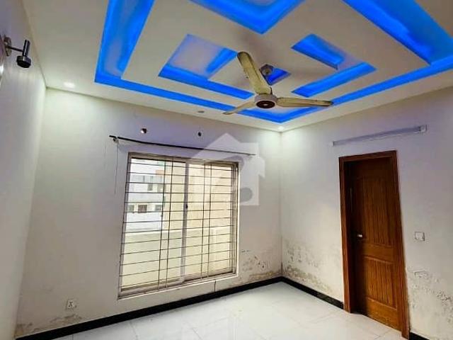 666 Square Yards Upper Portion In Central F 8/1 For rent