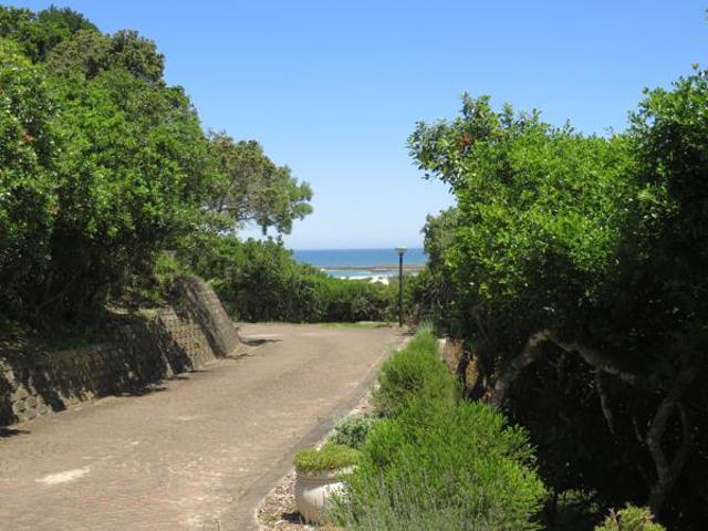 675 m² Land available in East Bank