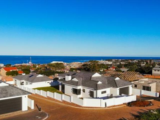 675 m² Land available in Jeffreys Bay Central