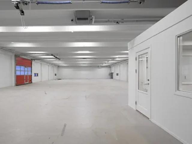 676 m2 søjlefrit lagerlokale med kontor