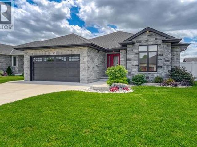 6787 Griffin Drive, Plympton Wyoming, ON, N0N 1E0 house for sale | Listing ID 26014 | Royal LePage