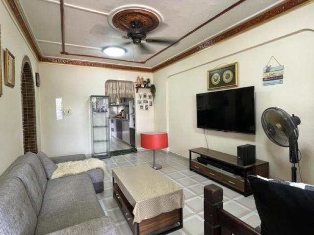 678 Hougang Avenue 8 HDB Apartment For Sale, $420,000, 2 Bed 2 Bath 688 sqft $610.00 psf