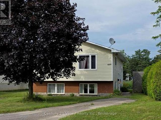 689 Fourth Street, Renfrew, ON, K7V 1H2 house for sale | Listing ID X13589 | Royal LePage