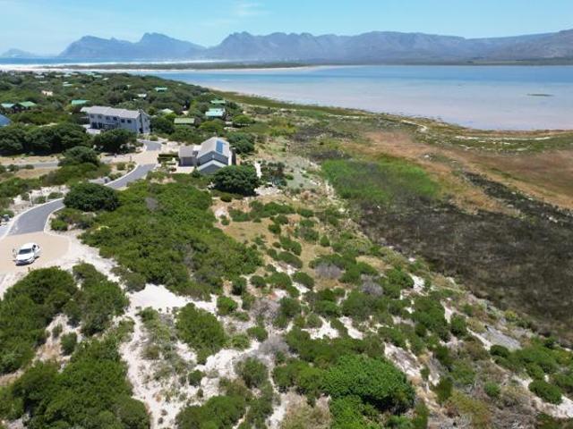689 m² Land available in Flamingo Bay