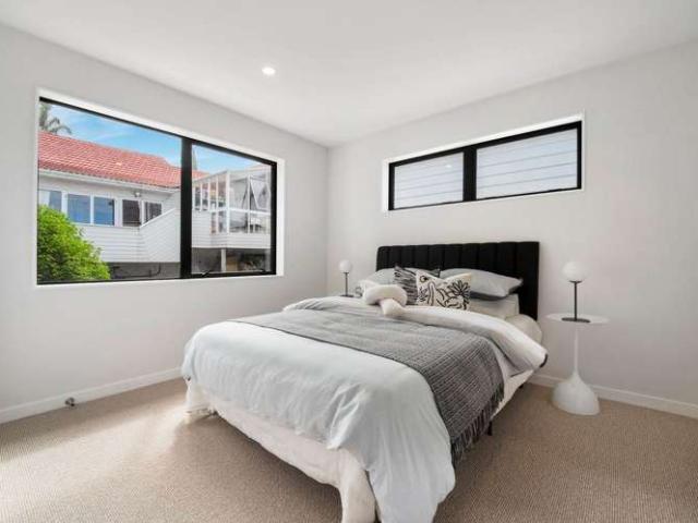 6/8 Park Rise, Campbells Bay, North Shore City