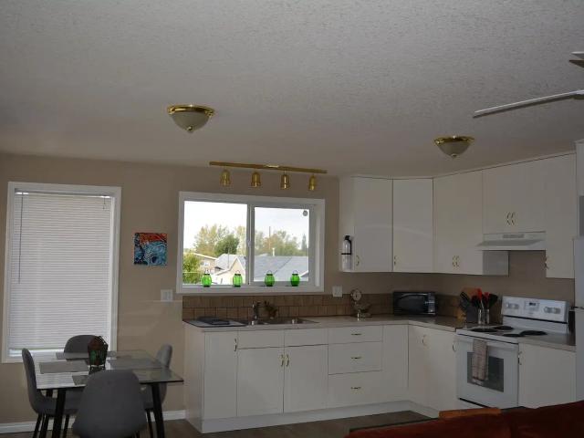 $690 BW 3 bedroom 2 bath renovated Close to Playground on school bus route
