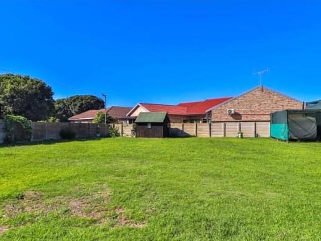 690 m² Land available in Aston Bay
