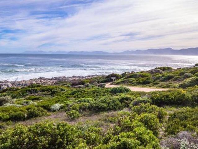 699 m² Land available in De Kelders