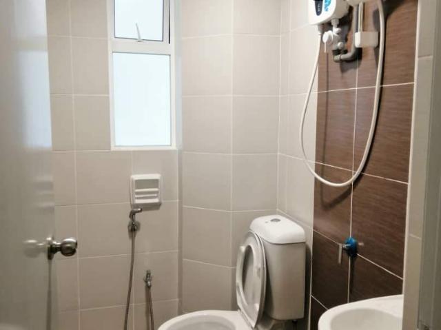 [6 MIns walk to LRT! ]Newly Renovated with Air Con M3 Residency Master Room at Taman Melati