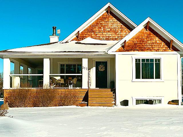 6 Bed 3 Bath Bungalow Walking Distance To Lake