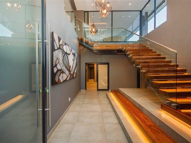 6 Bed House in Featherbrooke Estate