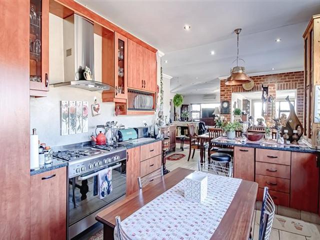 6 Bed House in Heatherdale AH
