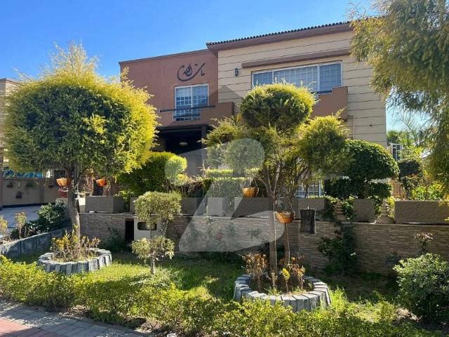 6 Bed Lavish Villa With Front Back Lawn