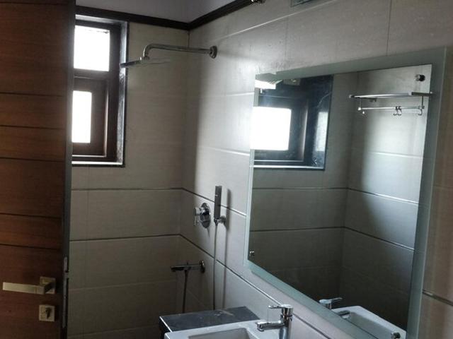 6+ Bedroom 300 Sq.Mt. Builder Floor in Sector 72 Noida Listing ID: #10334
