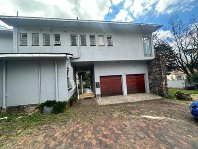 6 bedroom 4 bathroom house in atholl.