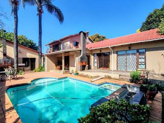 6 bedroom double storey home in rooi.